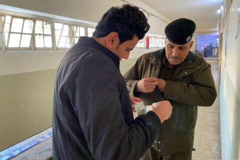 اذاعة الناصرية: بطاقة الناخب تسحب من المنتسب بعد الادلاء بصوته وتعاد له لاحقا