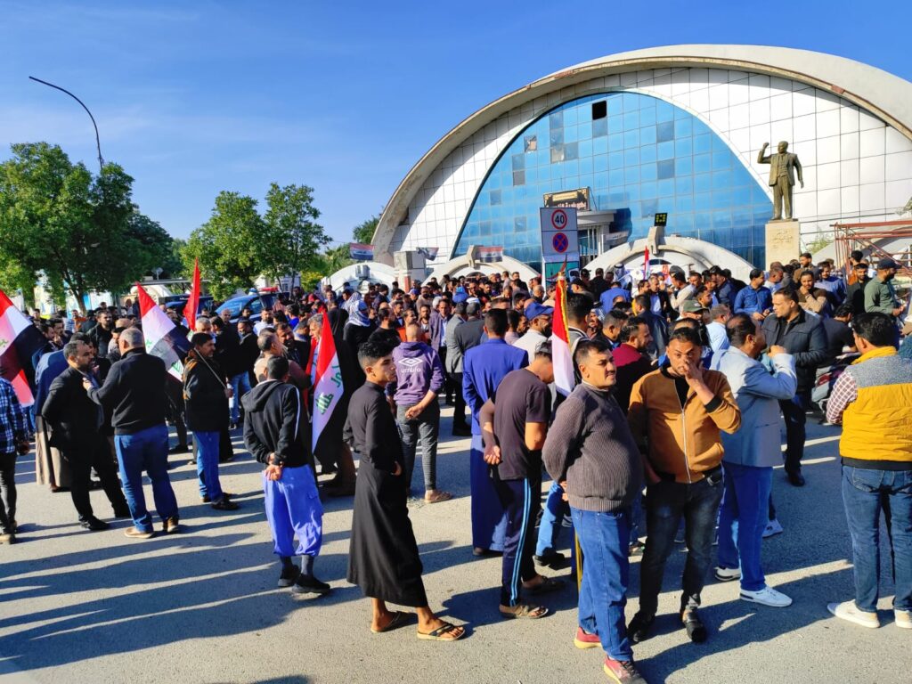 بالصور: ‏تظاهرة حاشدة في الناصرية لموظفين مطالبين بإقرار سلم الرواتب الجديد‏