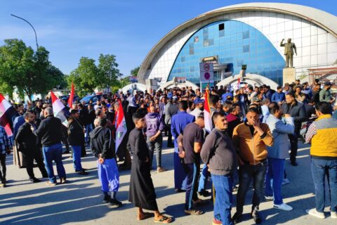 بالصور: ‏تظاهرة حاشدة في الناصرية لموظفين مطالبين بإقرار سلم الرواتب الجديد‏