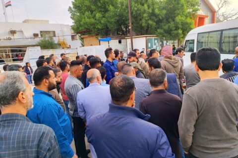 ‏بالصور: الكوادر التربوية تنظِّم وقفة احتجاجية امام بلدية الناصرية‏ للمطالبة بقطع اراض سكنية