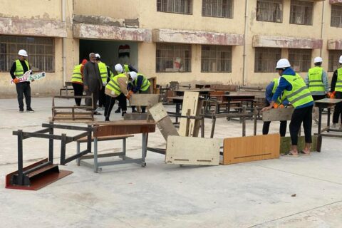 بالصور: متطوعون في الناصرية يعملون على صيانة " الرحلات المدرسية" في منطقة حي الفداء