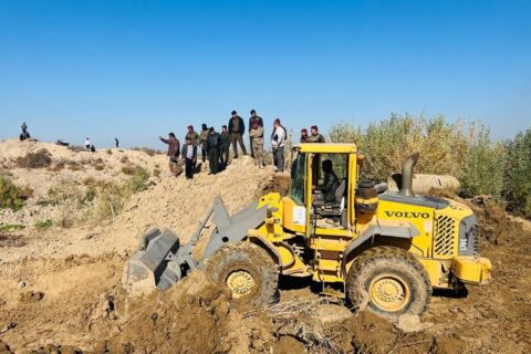 بالصور: شرطة ذي قار تنفذ حملة لرفع التجاوازت على الانهر الاروائية في قضاء الرفاعي