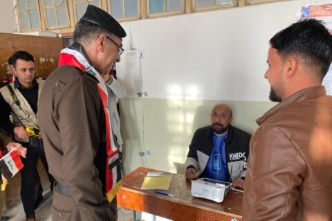 بالصور: قائد شرطة ذي قار يدلي بصوته في احد مراكز الاقتراع بمدينة الناصرية