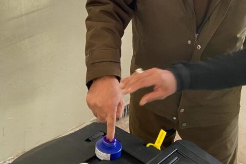 بالصور: استمرار عملية الاقتراع الخاص في احد المراكز الانتخابيّة بمدينة الناصرية