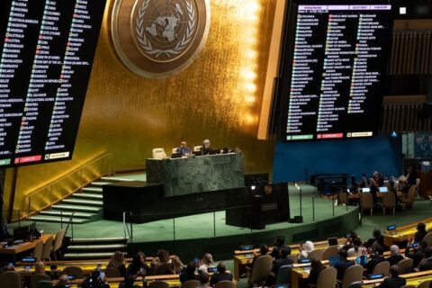 الجمعية العامة للأمم المتحدة تعتمد قرارا يطالب بوقف إطلاق النار في غزة