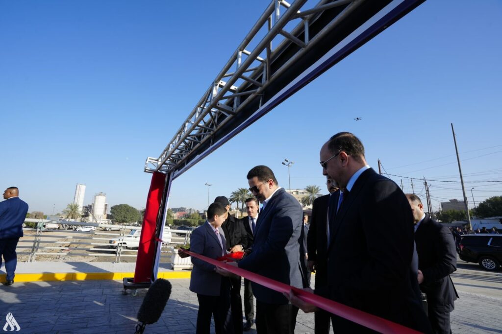 رئيس الوزراء يفتتح أول جسر للمشاة يربط ضفتي الكاظمية والگريعات ببغداد