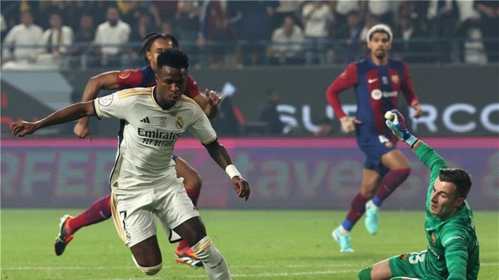 ريال مدريد يهزم برشلونة برباعية ويتوج بالسوبر الإسباني