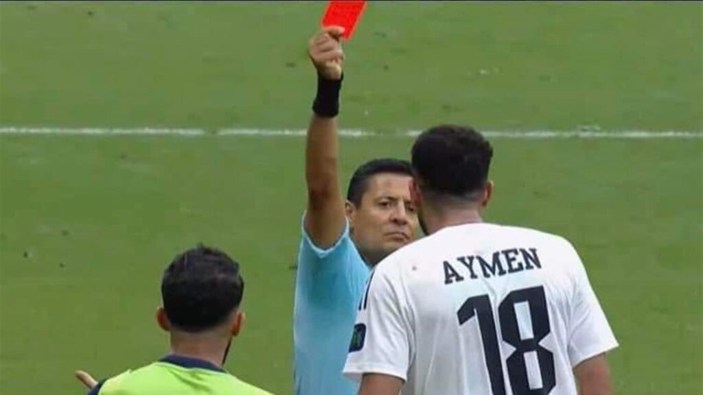 هل الحكم الإيراني &quot;حاقد&quot; على اللاعبين العراقيين؟.. فيديوهات توضح ذلك