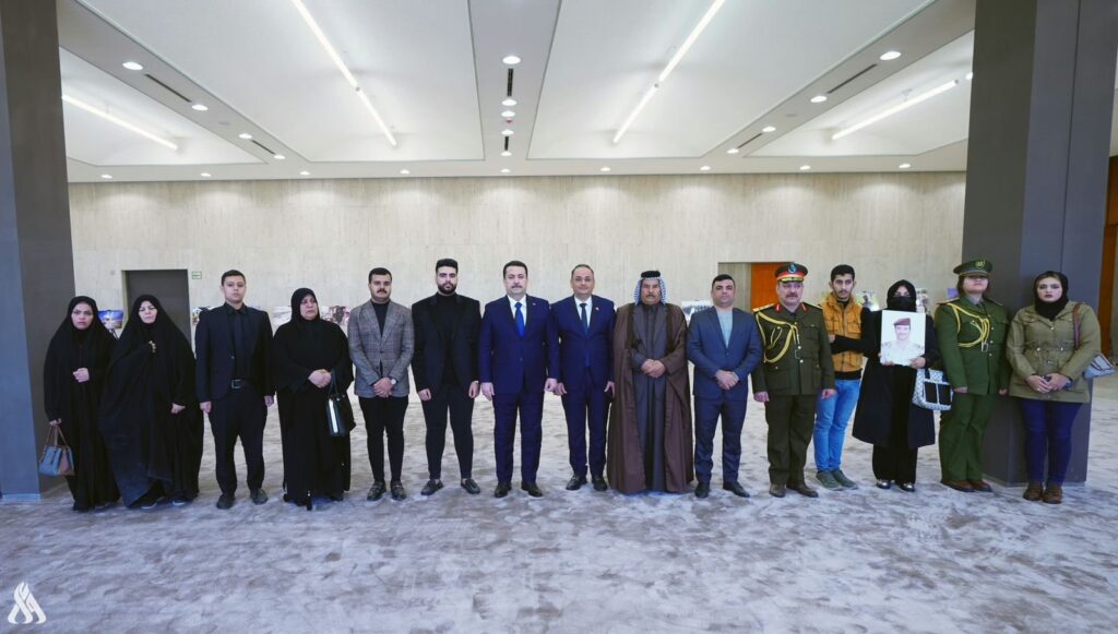 رئيس الوزراء يؤكد رعاية الحكومة واهتمامها بأُسر الشهداء » وكالة الأنباء العراقية
