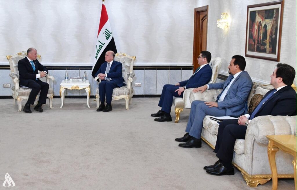 وزير الخارجية يتسلم نسخاً من أوراق اعتماد ثلاثة سفراء جدد لدى العراق