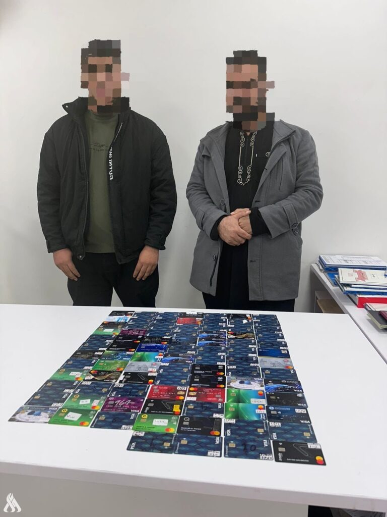 القبض على مسافرين اثنين بحوزتهما 88 بطاقة ماستر كارد معدة للتهريب في منفذ عرعر