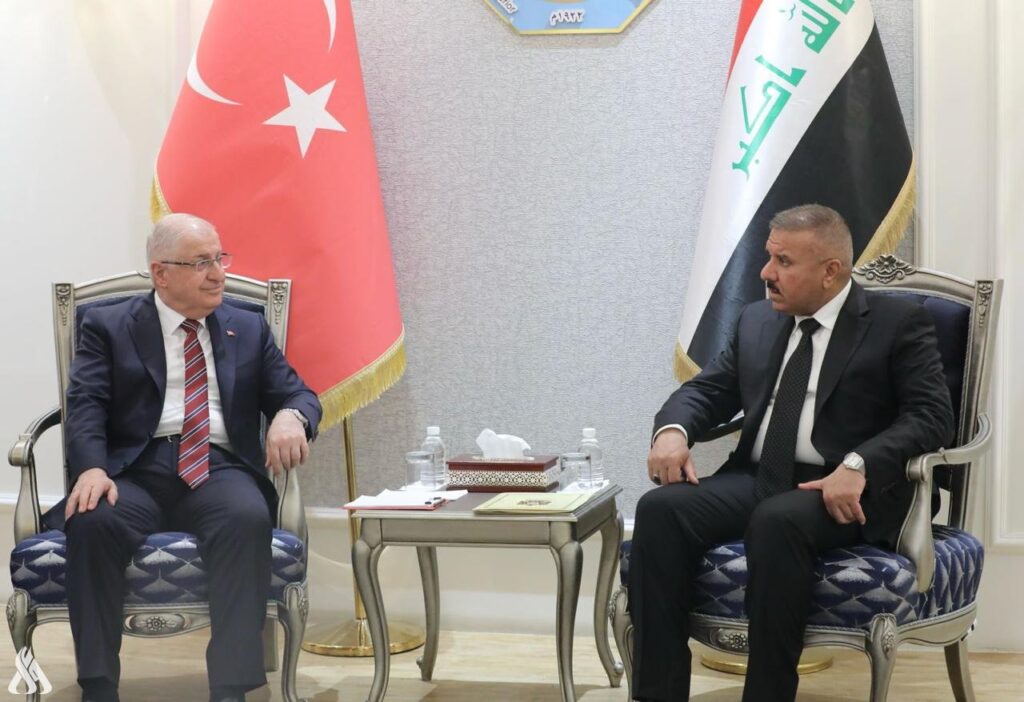 وزير الداخلية يبحث مع وزير الدفاع التركي تعزيز أمن الحدود المشتركة