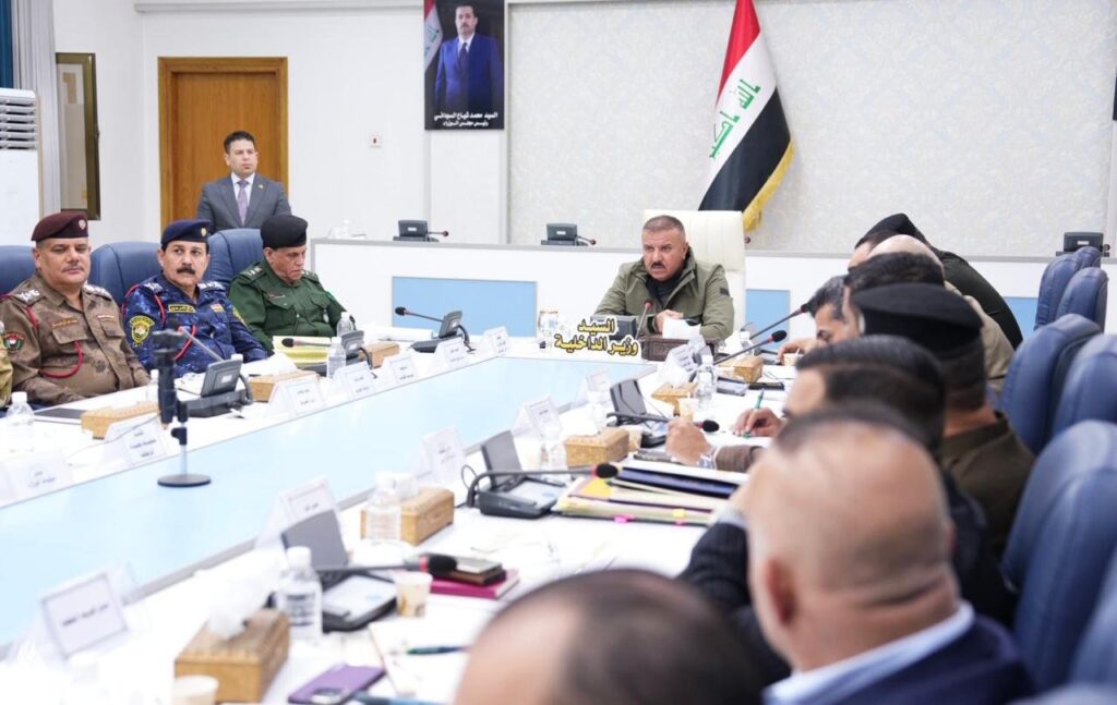 وزير الداخلية يترأس اجتماعاً أمنياً مع قيادات الشرطة ويوجه بتوصيات