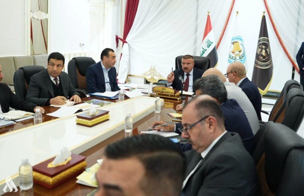 وزير الداخلية يوجه بتكثيف الجهد الاستخباري في المناطق الحدودية