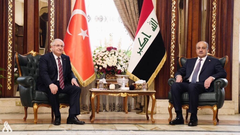 وزير الدفاع ونظيره التركي يبحثان تطوير العلاقات في الجانب العسكري